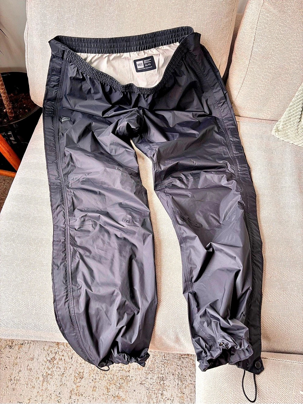 MEC Women’s Full-Zip Waterproof Rain Shell Pants - Black | Size XL | Like New